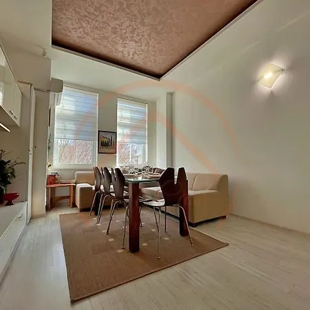 Elite Central 2br Maisonette Spacious And Stylish Apartment Warna